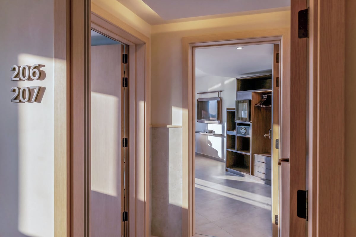 Minibar, caja de seguridad en la habitación y escritorio