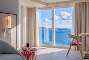 Minibar, safe på rommet, skrivebord og blendingsgardiner