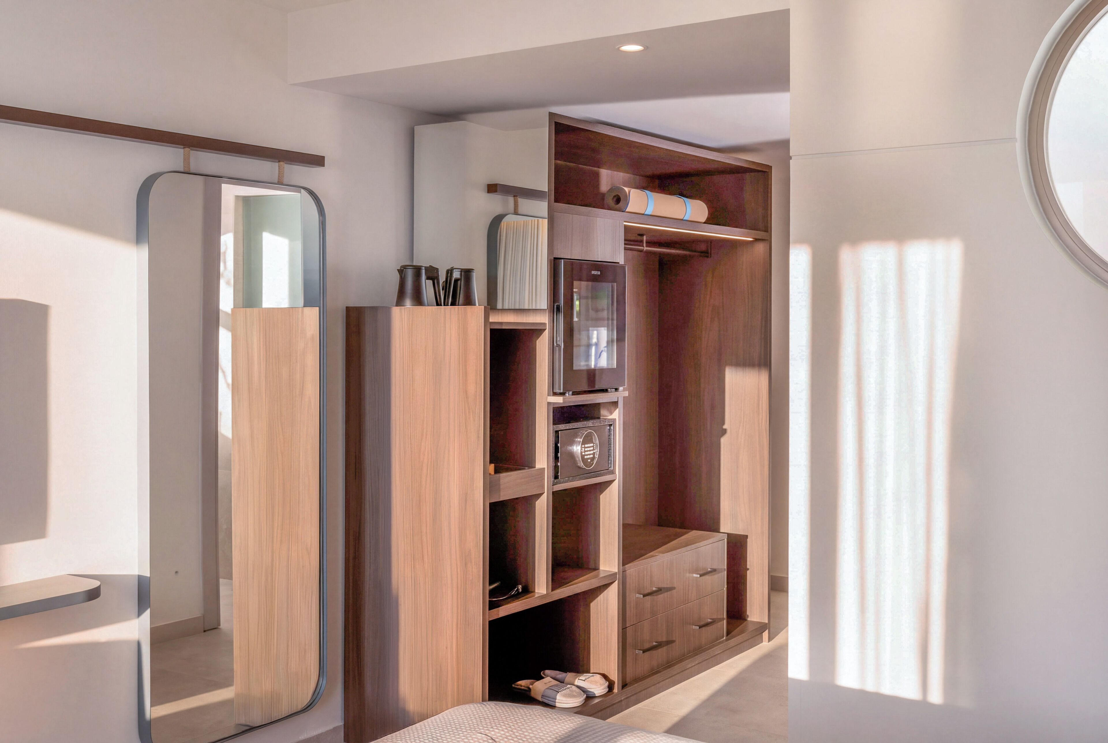 Minibar, caja de seguridad en la habitación y escritorio 