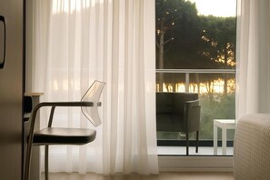 ห้องดีลักซ์ทริปเปิล, ระเบียง, เห็นวิวทะเลบางส่วน | มินิบาร์, Wi-Fi ฟรี