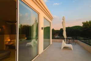 ห้องจูเนียร์สวีท, เห็นวิวทะเลบางส่วน | ลานระเบียง/นอกชาน