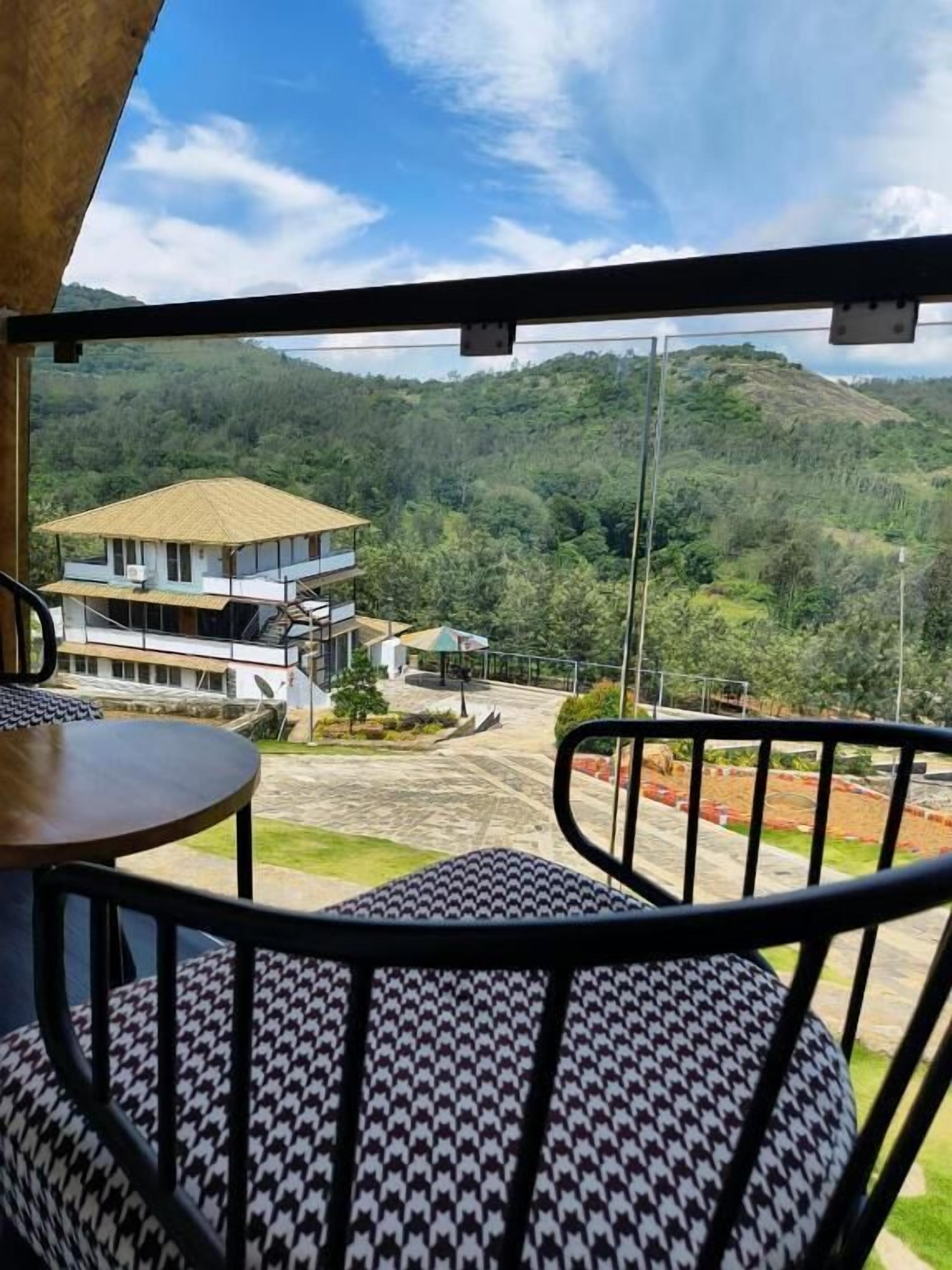 Deluxe Double or Twin Room, 1 Double Bed, Air conditioning, Mountain View | Desk, soundproofing, iron/ironing board, free WiFi