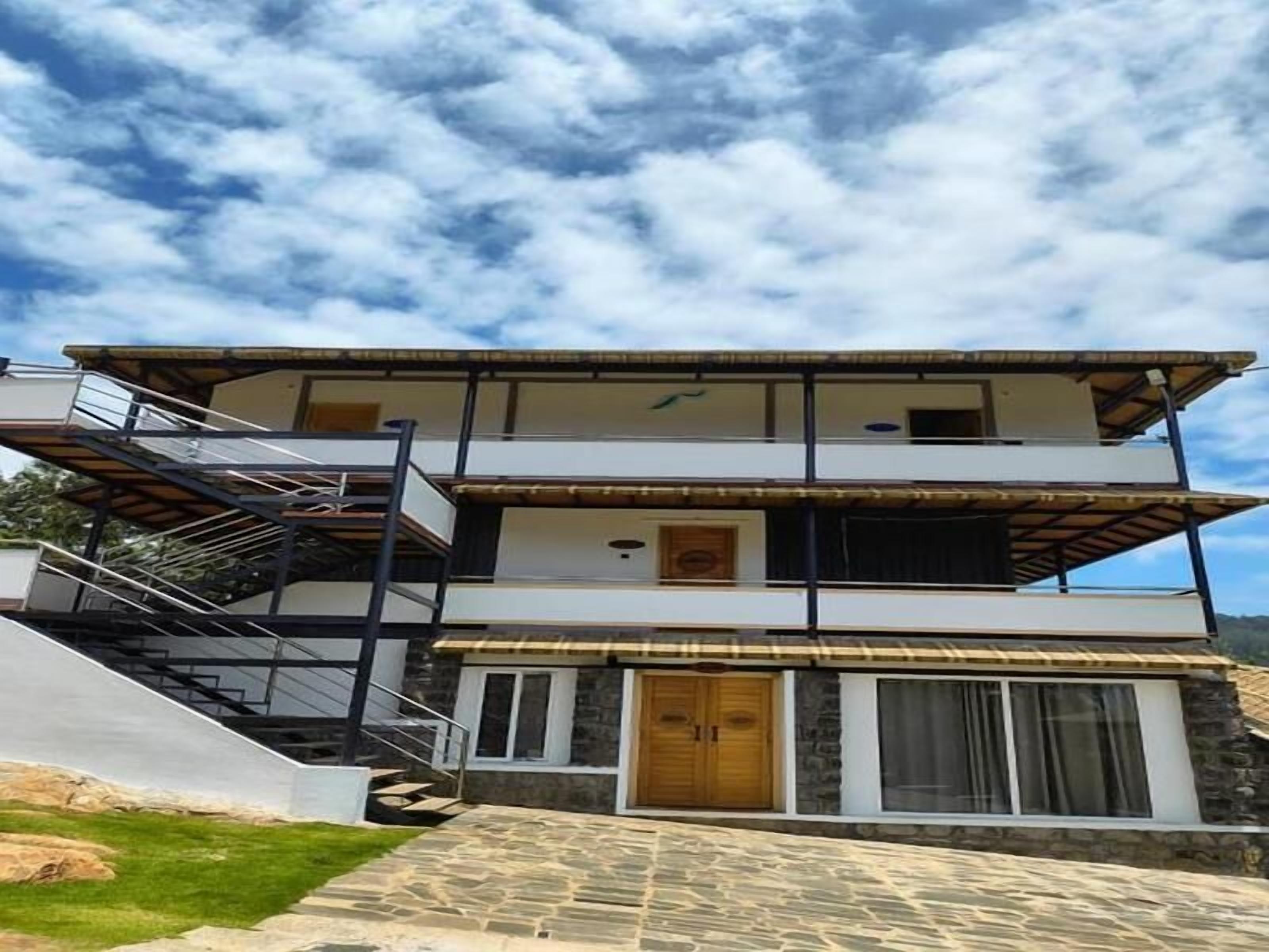 Deluxe Double or Twin Room, 1 Double Bed, Air conditioning, Mountain View | Desk, soundproofing, iron/ironing board, free WiFi