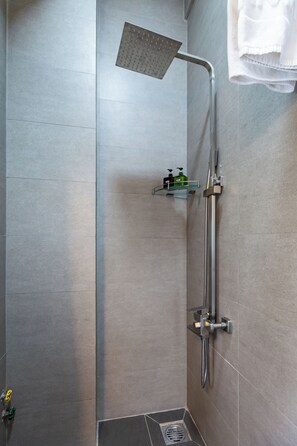Dusche, Haartrockner, Bidet, Handtücher
