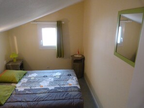 2 bedrooms, iron/ironing board