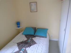 2 bedrooms, iron/ironing board