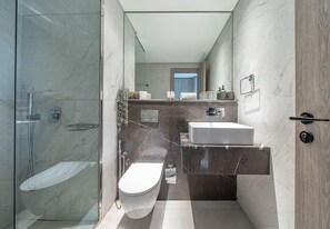 Shower, hair dryer, bidet, towels - Modern Studio in Oxford Boulevard JVC (Dubai)