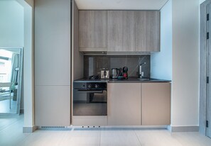 Fridge, microwave, oven, coffee/tea maker - Modern Studio in Oxford Boulevard JVC (Dubai)