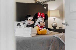 2 bedrooms, desk, iron/ironing board, travel cot - Disney Epic & SeaWorld * King & Queen Free shuttle (Orlando)