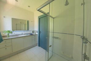 Regadera, tina de hidromasaje, secadora de cabello, bidet 