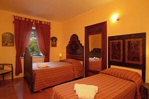 8 bedrooms, iron/ironing board, WiFi, bed sheets - Guesthouse: charming property between Umbria and Tuscany-activities for all. (Città della Pieve)