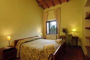8 bedrooms, iron/ironing board, WiFi, bed sheets - Guesthouse: charming property between Umbria and Tuscany-activities for all. (Città della Pieve)