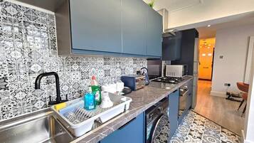 Geladeira, micro-ondas, fogão, cooktop