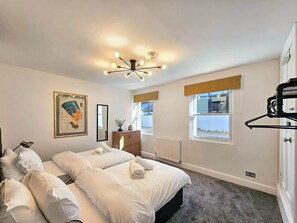 3 bedrooms, iron/ironing board, WiFi, bed sheets - The Chapel Street Hideaway by Fortuna Property Portfolio (Cheltenham)