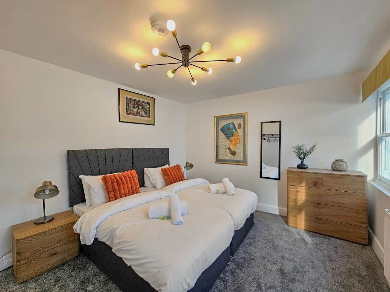 3 bedrooms, iron/ironing board, WiFi, bed sheets