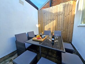 Outdoor dining - The Chapel Street Hideaway by Fortuna Property Portfolio (Cheltenham)
