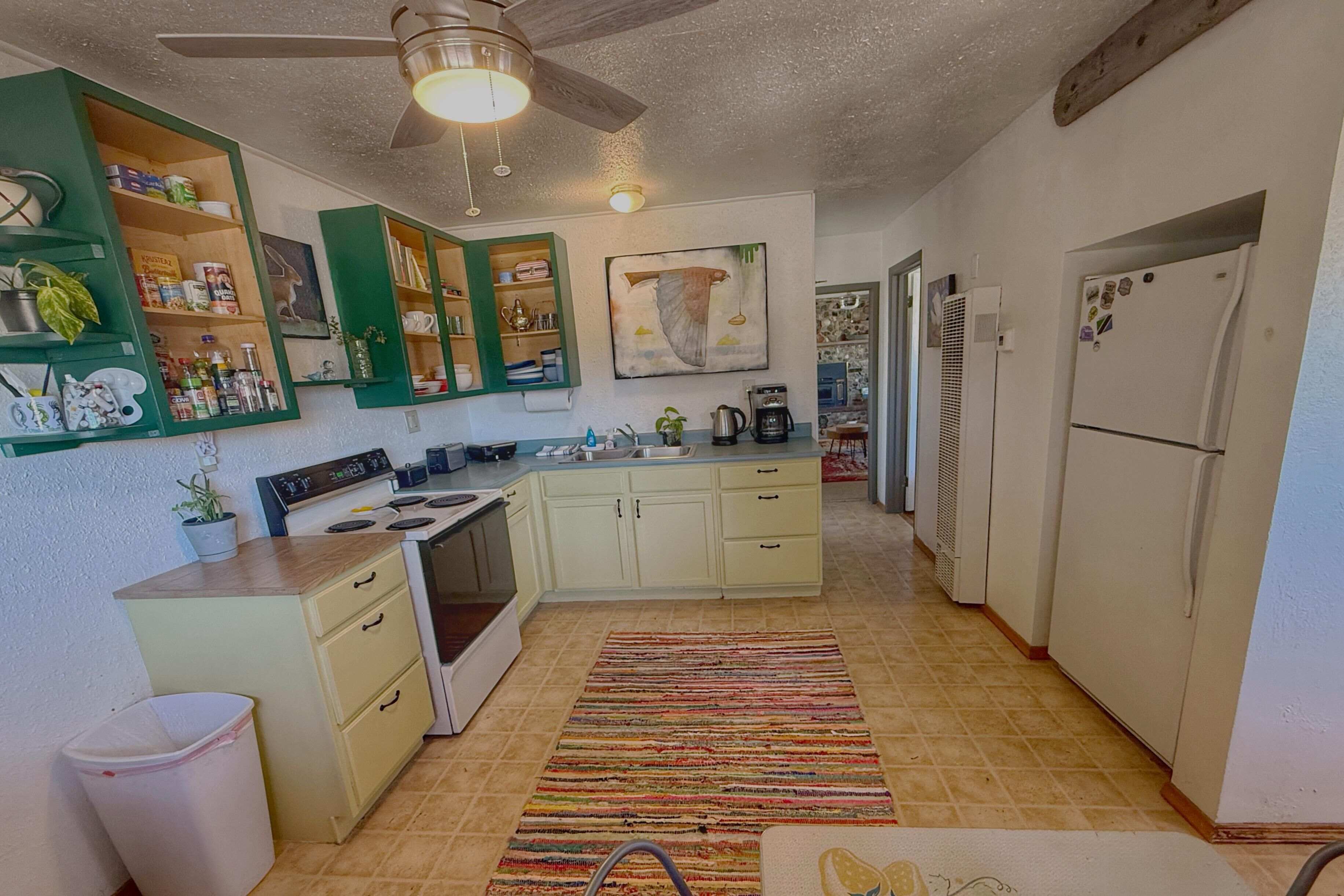 Kjøleskap, mikrobølgeovn, ovn og kokeplater