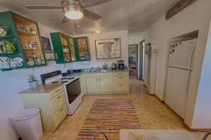 Jääkaappi, mikroaaltouuni, uuni, liesi