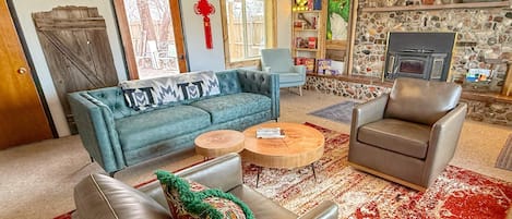 Televisio, takka, videopelejä, työhuone