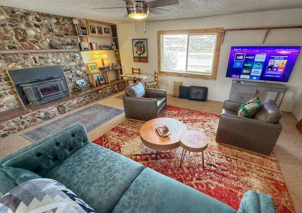 Televisio, takka, videopelejä, työhuone