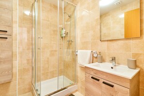 Shower, hair dryer, towels - Apartment 'Marina De El Morche' with Sea View, Wi-Fi and Air Conditioning (El Morche)