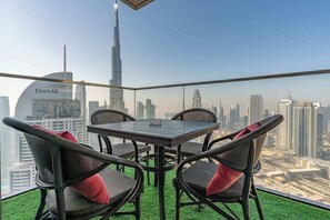 Outdoor dining - Downtown 3BHK+Maid • Burj View • Mall Link (Dubai)