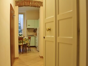 Refrigerador, microondas, horno y utensilios de cocina 