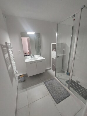 Shower, hair dryer, soap, toilet paper - Cimes A401 by Avecoeur (Briançon)