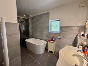 Hair dryer, bidet, towels, soap - Dordogne Maison & Gîte with Pool, Gardens and Terraces Near Bergerac (Pomport)