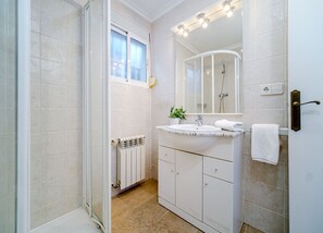 Shower, hair dryer, towels, shampoo - La Casita del Saladar Javea, with Garden and Private Pool (Javea / Xàbia)