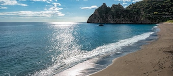 GuestHost - A comfortable and charming 51 square meters apartment, perfect for four people, located on the second floor of a building with an elevator (NOT accessible to guests with disabilities).The property enjoys an enviable location on the Sant'Aless