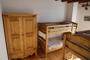 3 bedrooms, travel crib, internet, bed sheets