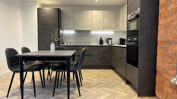 Een koelkast, een magnetron, een oven, een kookplaat