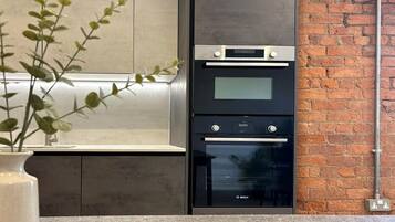 Een koelkast, een magnetron, een oven, een kookplaat