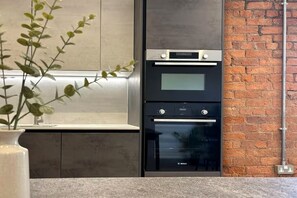 Een koelkast, een magnetron, een oven, een kookplaat