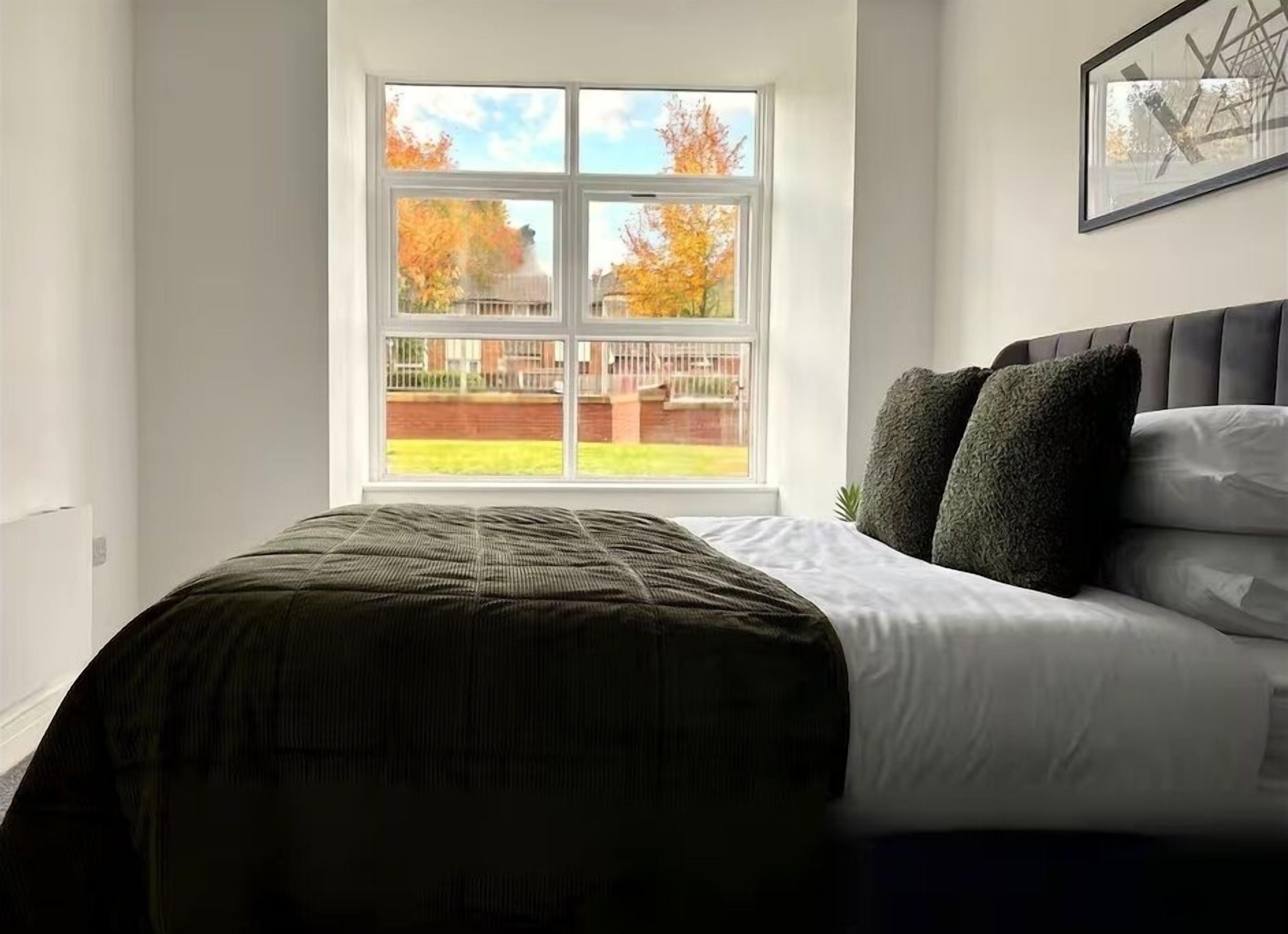 2 slaapkamers, een bureau, een strijkplank/strijkijzer, reisbedje