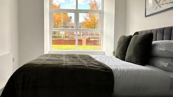 2 slaapkamers, een bureau, een strijkplank/strijkijzer, reisbedje