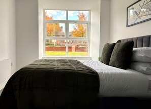 2 slaapkamers, een bureau, een strijkplank/strijkijzer, reisbedje