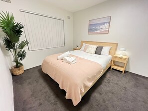 Een strijkplank/strijkijzer, wifi, beddengoed