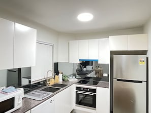 Kühlschrank, Mikrowelle, Ofen, Herdplatte