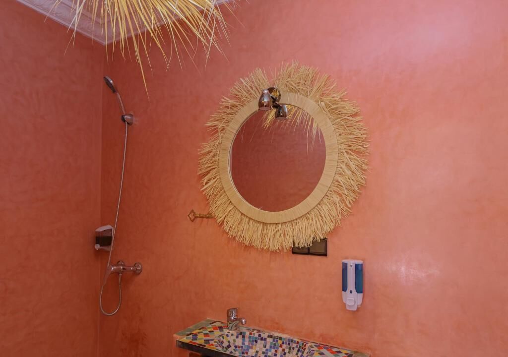 Shower, pengering rambut, sandal, dan handuk