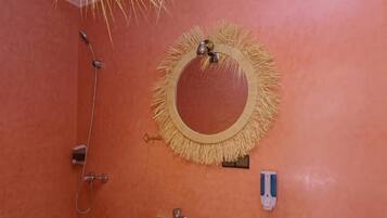 Shower, pengering rambut, sandal, dan handuk