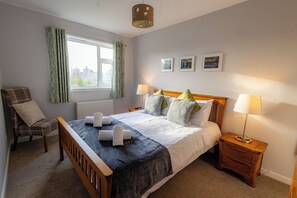 Desk, iron/ironing board, WiFi, bed sheets