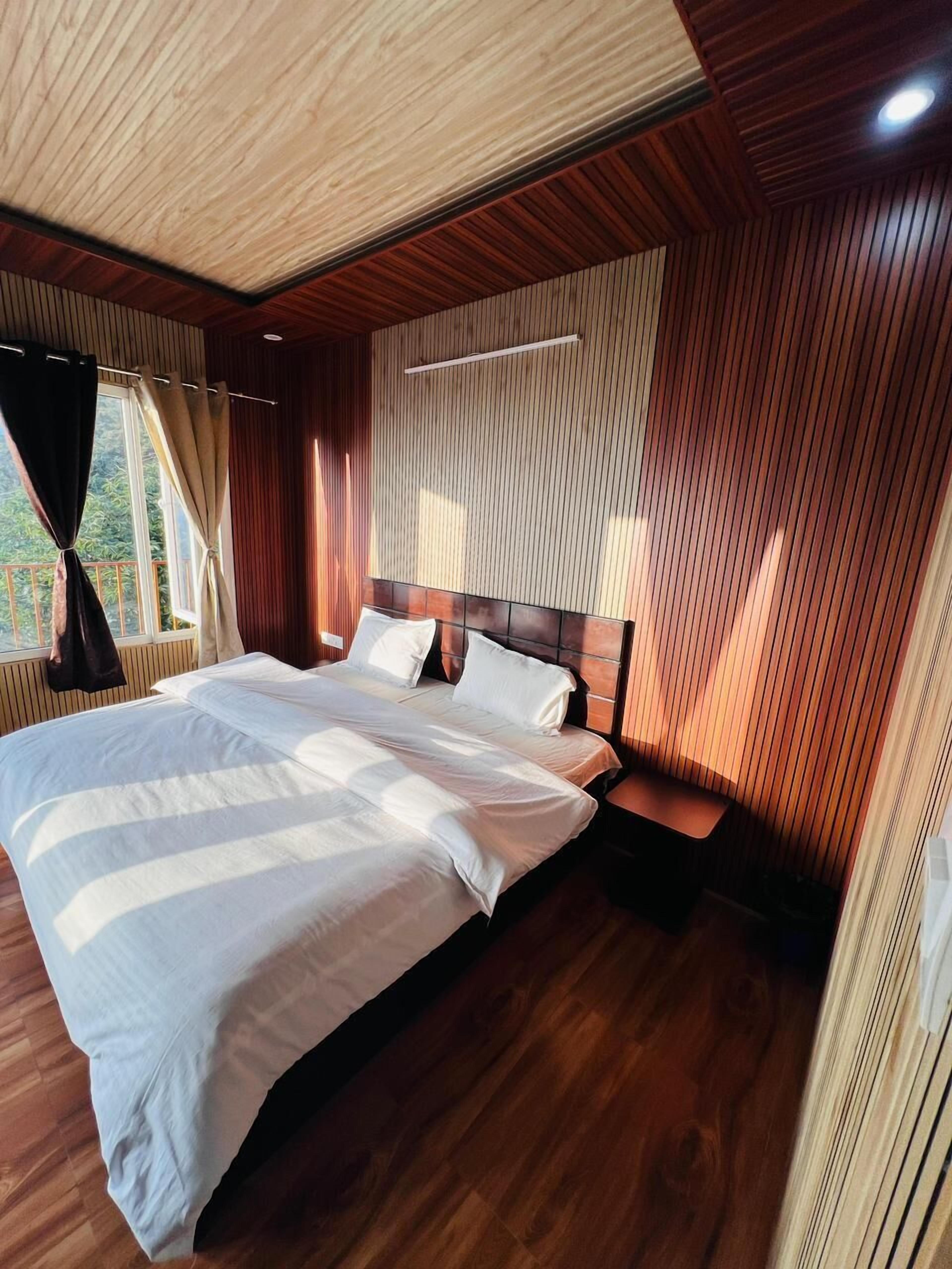 Premium Luxury Room | Iron/ironing board, free WiFi