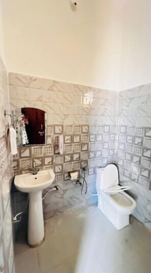 Chambre Deluxe, balcon | Salle de bain