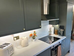 Réfrigérateur, four à micro-ondes, un four, surface de cuisson