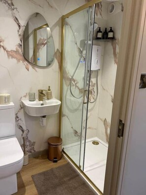 Hair dryer, soap, toilet paper - Rural Romantic Cabin-Hot Tub & Outdoor Kitchen (Moira)