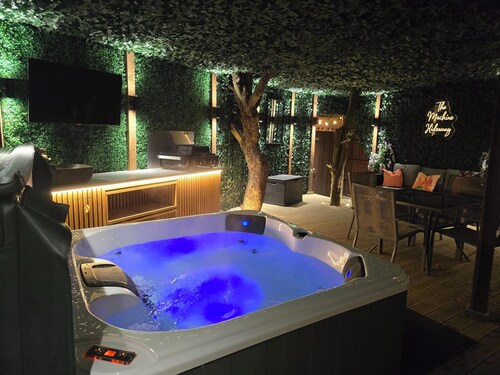 Rural Romantic Cabin-Hot Tub & Outdoor Kitchen
