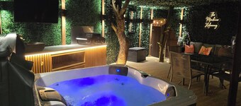Rural Romantic Cabin-Hot Tub & Outdoor Kitchen