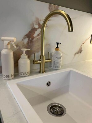 Séchoir à cheveux, savon, papier de toilette